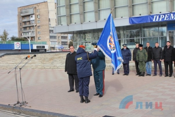 Сводка от НМ ЛНР 22 октября 2016 года. Глава Республики вручил знамя Министерству чрезвычайных ситуаций ЛНР Сводка от НМ ЛНР 22 октября 2016 года. Глава Республики вручил знамя Министерству чрезвычайных ситуаций ЛНР