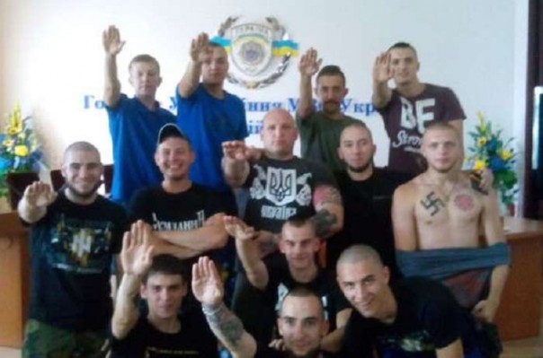 Киевские СМИ проснулись и начали писать о зигующих нацистах “Азова” Киевские СМИ проснулись и начали писать о зигующих нацистах “Азова”