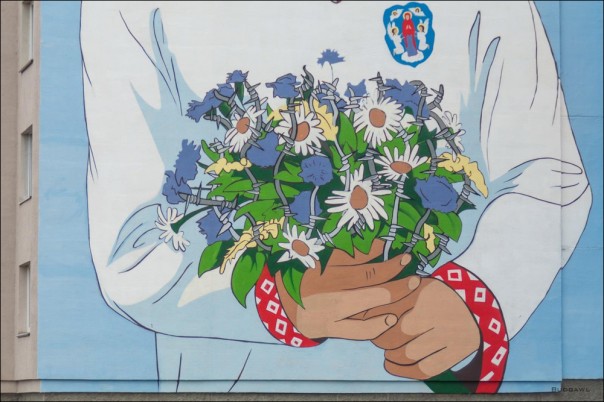 В Минске дорисовали колючую проволоку на граффити о российско-белорусской дружбе