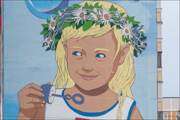 В Минске дорисовали колючую проволоку на граффити о российско-белорусской дружбе