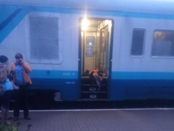 Галичанин с отрезанной поездом ногой полчаса лежал в тамбуре, дожидаясь медиков