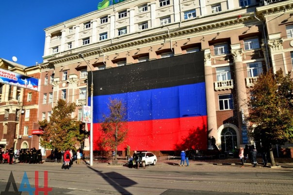 Донецк отметил День флага автопробегом и концертом, в мероприятиях приняли участие 10 тыс. человек