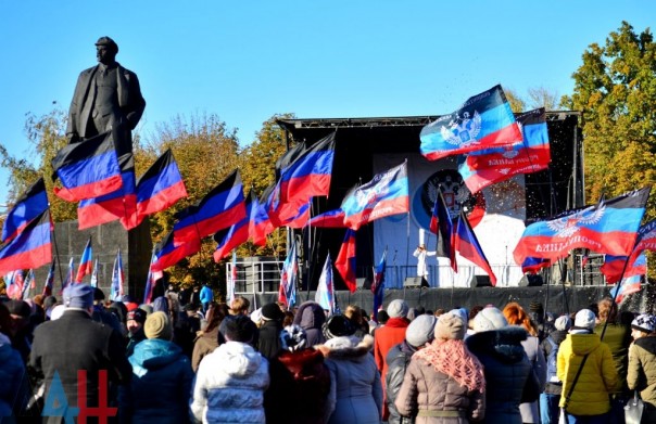Донецк отметил День флага автопробегом и концертом, в мероприятиях приняли участие 10 тыс. человек Донецк отметил День флага автопробегом и концертом, в мероприятиях приняли участие 10 тыс. человек