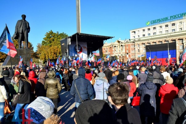 Донецк отметил День флага автопробегом и концертом, в мероприятиях приняли участие 10 тыс. человек Донецк отметил День флага автопробегом и концертом, в мероприятиях приняли участие 10 тыс. человек