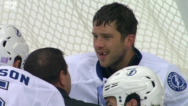 Вратарю хоккейного клуба "Тампа-Бэй" Бену Бишопу выбили два зуба