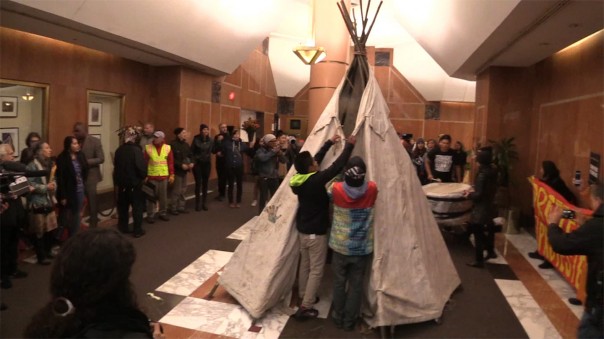 СМИ: протестующие индейцы соорудили вигвам в штабе Клинтон в Нью-Йорке СМИ: протестующие индейцы соорудили вигвам в штабе Клинтон в Нью-Йорке