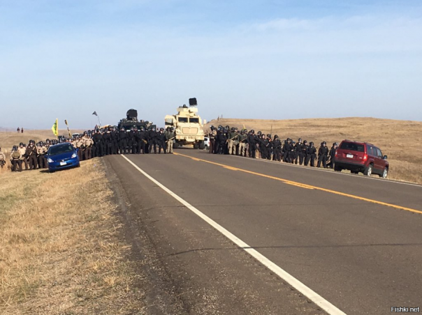СМИ: протестующие индейцы соорудили вигвам в штабе Клинтон в Нью-Йорке СМИ: протестующие индейцы соорудили вигвам в штабе Клинтон в Нью-Йорке