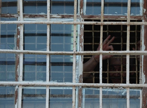 "Лебедь", "сова" и "дельфин": как живут в самых строгих тюрьмах России "Лебедь", "сова" и "дельфин": как живут в самых строгих тюрьмах России