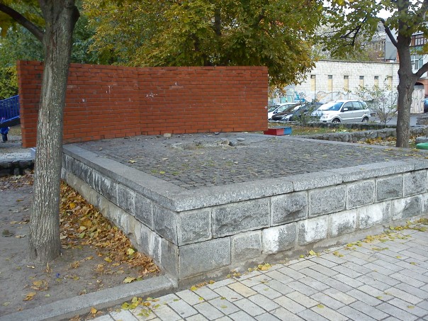 В Киеве снесли памятник «Первым майдановцам» В Киеве снесли памятник «Первым майдановцам»