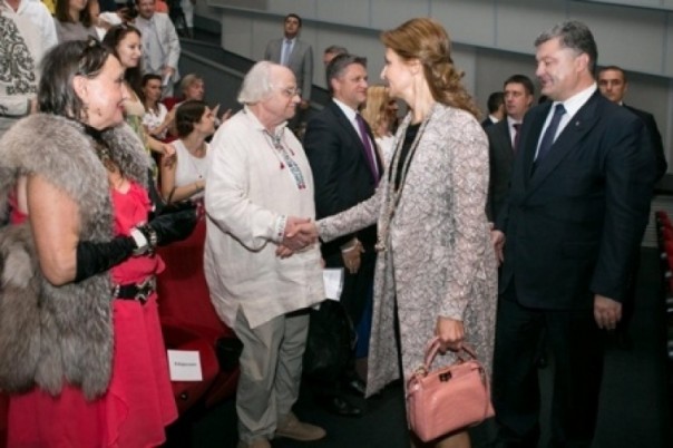 Розовая сумка Fendi 