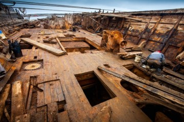 Корабль полярного исследователя Амундсена поднят на поверхность