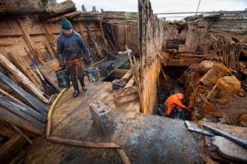 Корабль полярного исследователя Амундсена поднят на поверхность