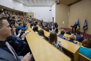 «Хороший отец своих детей на войну не отправит»: Порошенко посоветовал студентам пройти практику в АТО