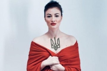 На сцену под конвоем. Певица Настя Приходько вызвалась быть «вертухаем» российских певцов на Евровидении