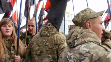 «Правый сектор» и «Азов» устроили демарш на показе ЛГБТ-фильма