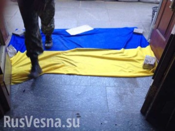 Украинские флаги под ногами — в администрации Горловки креативно подошли к замене напольного покрытия