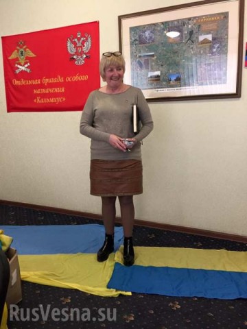 Украинские флаги под ногами — в администрации Горловки креативно подошли к замене напольного покрытия