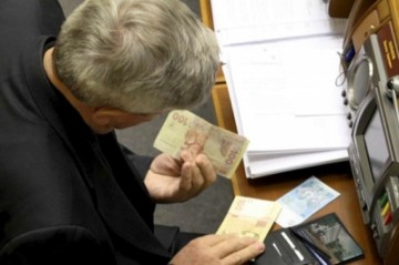 «Я не могу ездить в Европу в одном и том же костюме». Депутаты Рады обосновали повышение зарплаты