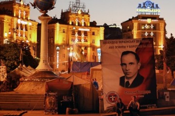 Израильтянин Ариэли: Стыдно прославлять погромщиков. Украинец Въятрович: А нам божья роса…