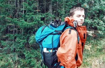 «Потому что так веселее»: тагильчанин и его кот штурмуют горы и сплавляются по рекам