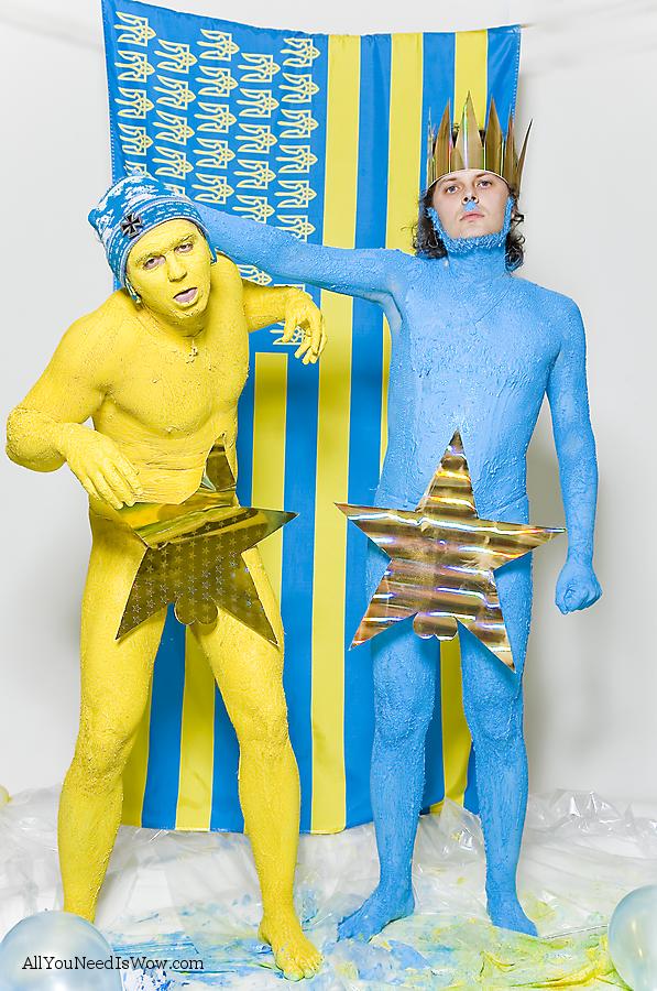 Украинскую культуру — в «ватные» массы — в Мариуполе выступила свидомая группа с ночнушками на голове