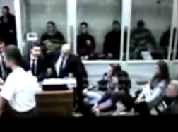 Нацисты в суде над бойцами «Беркута» закидали клетку пакетами с кровью