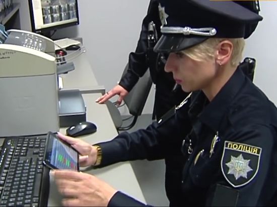 Украинцев начали массово снимать с рейсов в ЕС