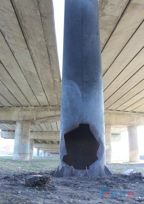 Неизвестные подорвали взрывное устройство у памятника "Звезда Победы" в Луганске Неизвестные подорвали взрывное устройство у памятника "Звезда Победы" в Луганске