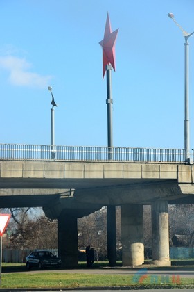 Неизвестные подорвали взрывное устройство у памятника "Звезда Победы" в Луганске Неизвестные подорвали взрывное устройство у памятника "Звезда Победы" в Луганске