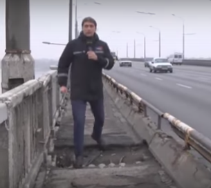 Да просто декомунизировать этот мост и всех делов-то