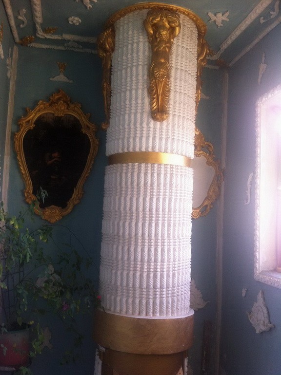 Киевлянин превратил свой подъезд во дворец 17-го века Киевлянин превратил свой подъезд во дворец 17-го века