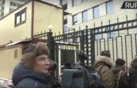 RT ведёт трансляцию от здания СК, где допрашивают Улюкаева