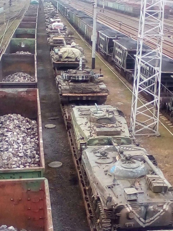 Неголубые вагоны и дезертиры на границе: хроники донбасской войны Неголубые вагоны и дезертиры на границе: хроники донбасской войны