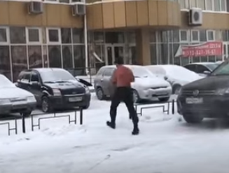 Новосибирец ходит на работу по морозу с голым торсом: «Ниже –30 надеваю майку»