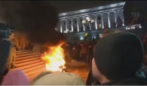 По старой доброй традиции майданутые спалили несколько покрышек - Вече состоялось