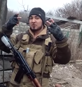 Боец-счастливчик показывает свою машину после попадания в неё из гранатомета укрофашистами в Зайцево [18+]