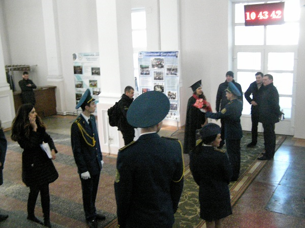 На кошках тренируйтесь. Журналисты засняли, как днепропетровские студенты тренировались дарить цветы жене Порошенко На кошках тренируйтесь. Журналисты засняли, как днепропетровские студенты тренировались дарить цветы жене Порошенко