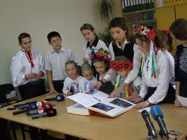 На кошках тренируйтесь. Журналисты засняли, как днепропетровские студенты тренировались дарить цветы жене Порошенко На кошках тренируйтесь. Журналисты засняли, как днепропетровские студенты тренировались дарить цветы жене Порошенко