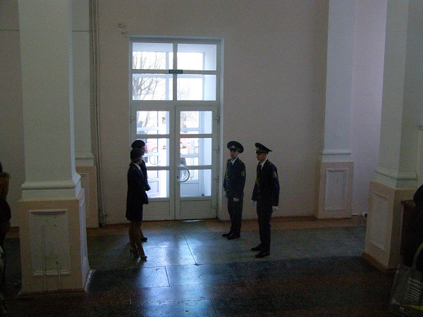 На кошках тренируйтесь. Журналисты засняли, как днепропетровские студенты тренировались дарить цветы жене Порошенко На кошках тренируйтесь. Журналисты засняли, как днепропетровские студенты тренировались дарить цветы жене Порошенко