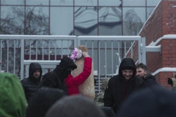 Неонацисты водрузили у представительства ЕС в Киеве деревянный фаллос Неонацисты водрузили у представительства ЕС в Киеве деревянный фаллос