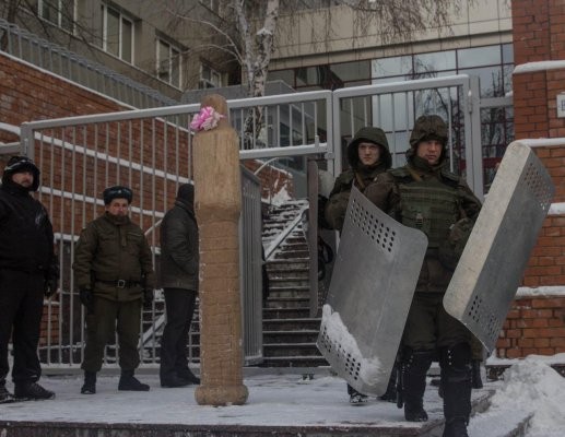 Неонацисты водрузили у представительства ЕС в Киеве деревянный фаллос Неонацисты водрузили у представительства ЕС в Киеве деревянный фаллос