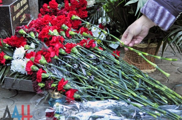 Донецкий троллейбус № 5 возобновил работу после трагедии с обстрелом микрорайона Боссе Донецкий троллейбус № 5 возобновил работу после трагедии с обстрелом микрорайона Боссе