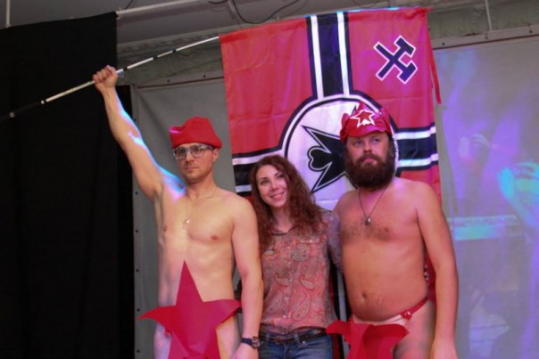 Украинскую культуру — в «ватные» массы — в Мариуполе выступила свидомая группа с ночнушками на голове Украинскую культуру — в «ватные» массы — в Мариуполе выступила свидомая группа с ночнушками на голове