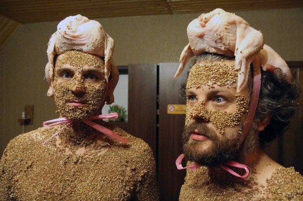 Украинскую культуру — в «ватные» массы — в Мариуполе выступила свидомая группа с ночнушками на голове Украинскую культуру — в «ватные» массы — в Мариуполе выступила свидомая группа с ночнушками на голове