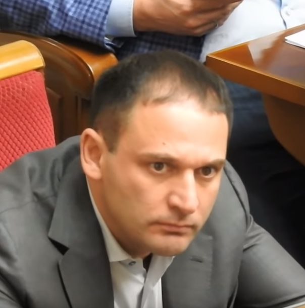 Добкин прикупил тур за 135 000 € и отметил покупку... прямо за колоной в Верховной Раде. 01.11.16