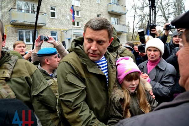 Александр Захарченко проверил готовность нового жилья для семей Дебальцево и Горловки, утративших кров в боях 