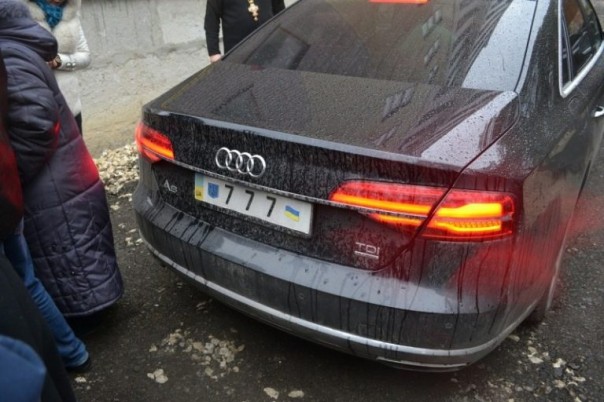 СМИ обсуждают новенькую иномарку Филарета с «блатным номером» 777