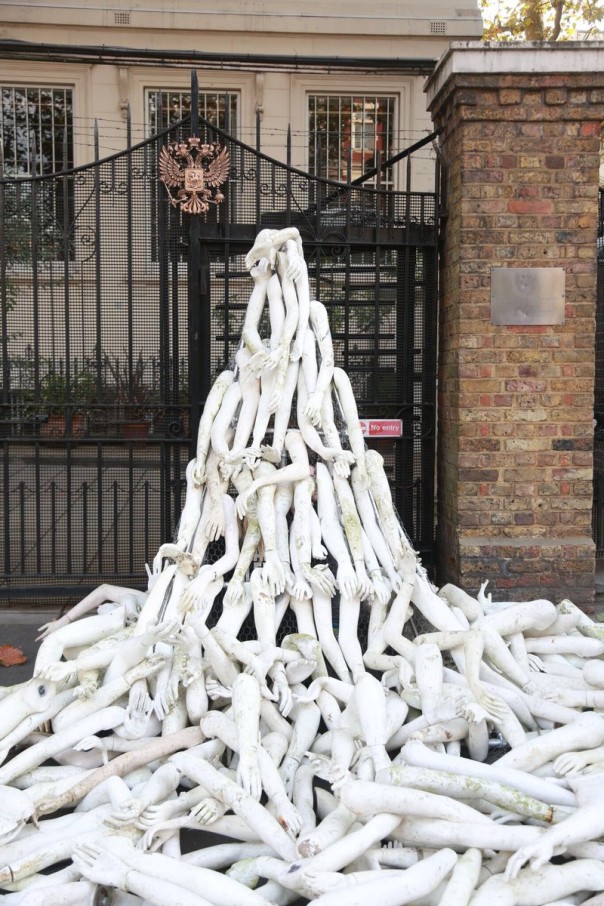 Англичанка гадит: Провокация у российского посольства в Лондоне