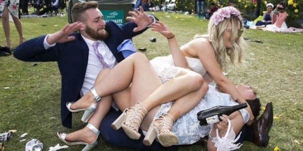 Аристократия отдыхает: скачки в Мельбурне окончились попойкой среди мусора