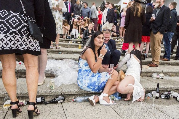 Аристократия отдыхает: скачки в Мельбурне окончились попойкой среди мусора